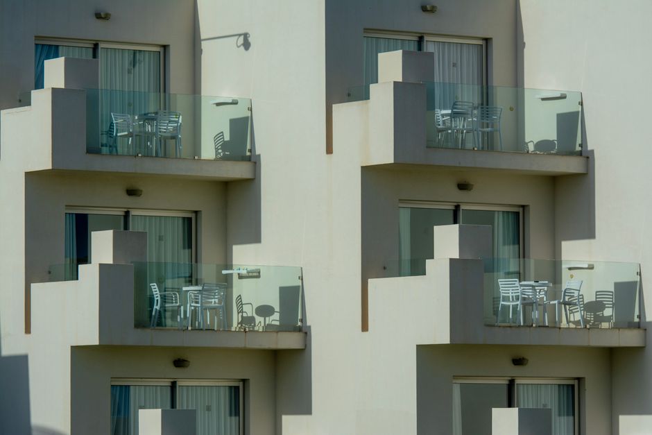 Balkoni s modernim staklenim ogradama